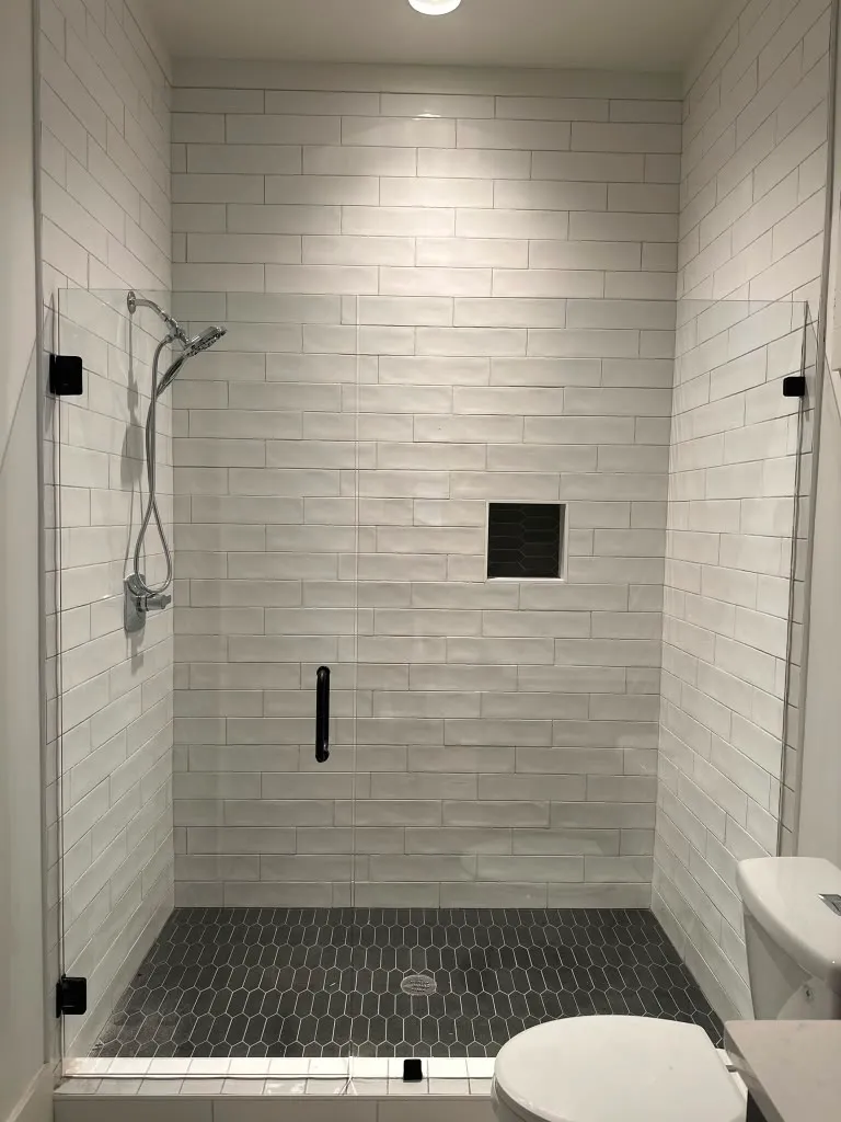 Ducha de azulejo vertical con nicho y herrajes negro mate